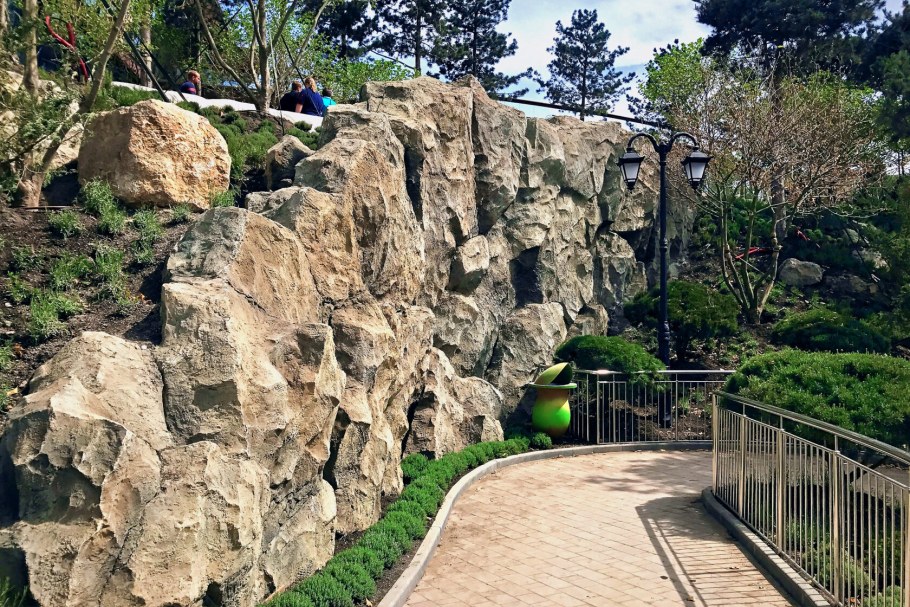 Скала в подпорной стене