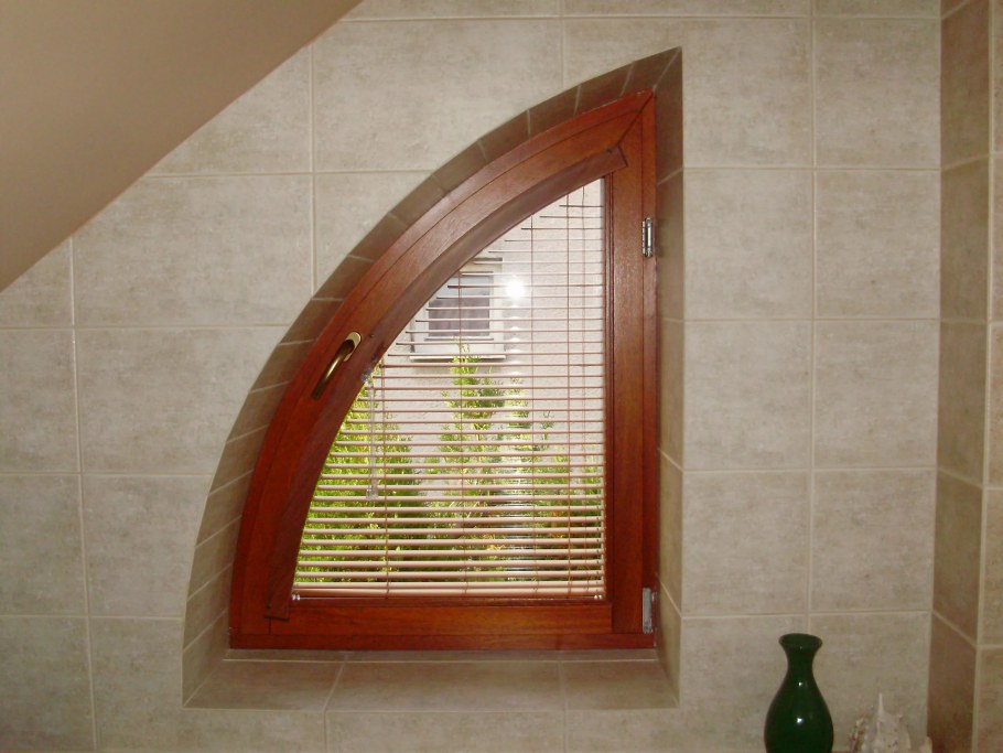 Жалюзи на треугольные окна