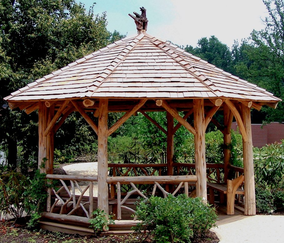 Беседка с деревянной крышей