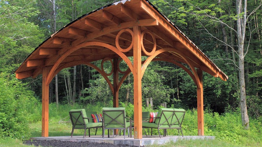 Беседка с треугольной крышей