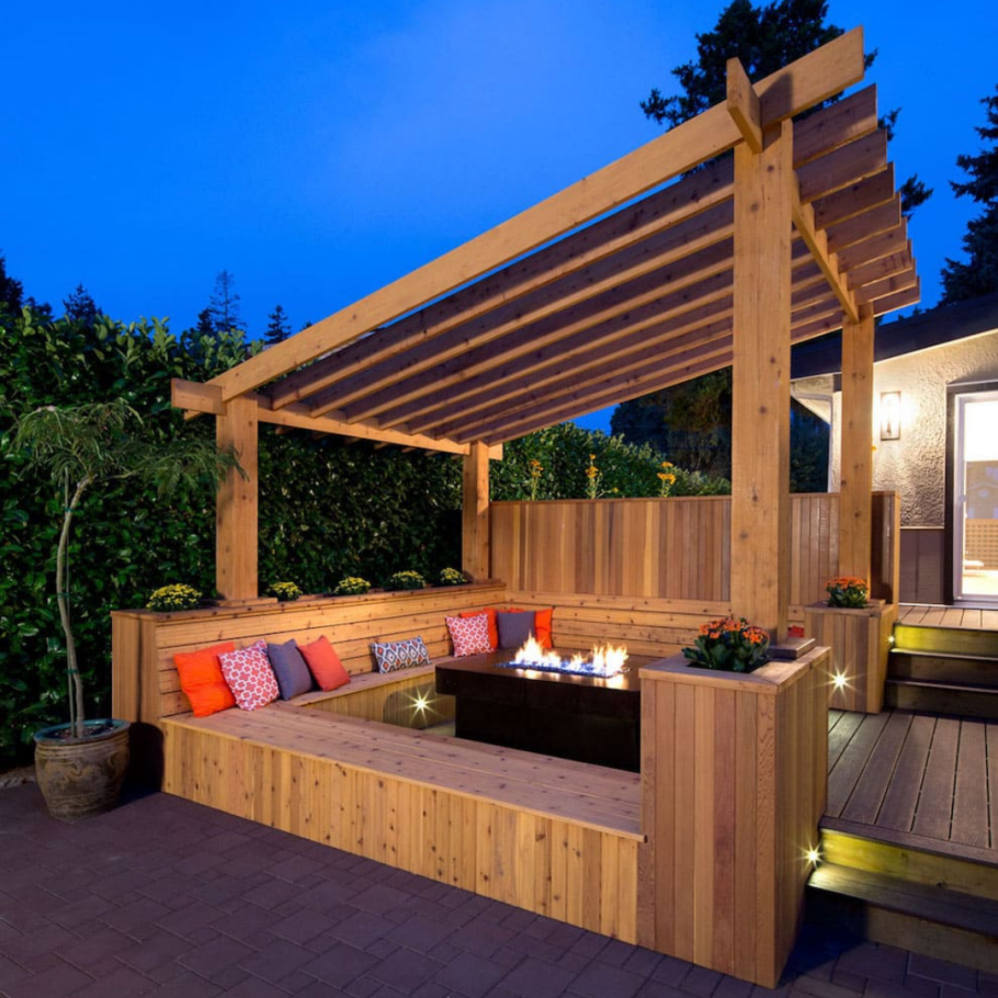 Деревянный настил патио с перголой