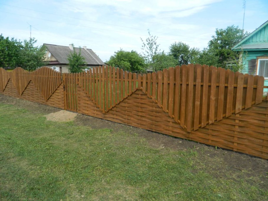 Объемный забор из дерева
