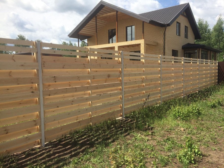 Забор из дерева горизонтальный