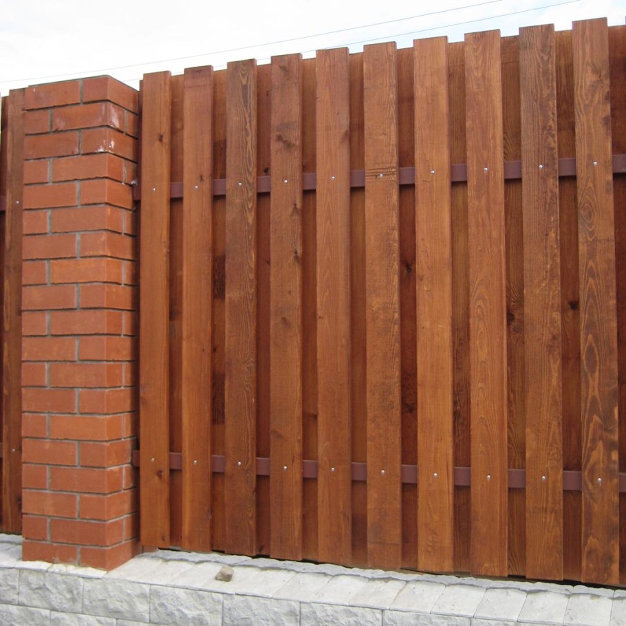 Коричневый деревянный забор