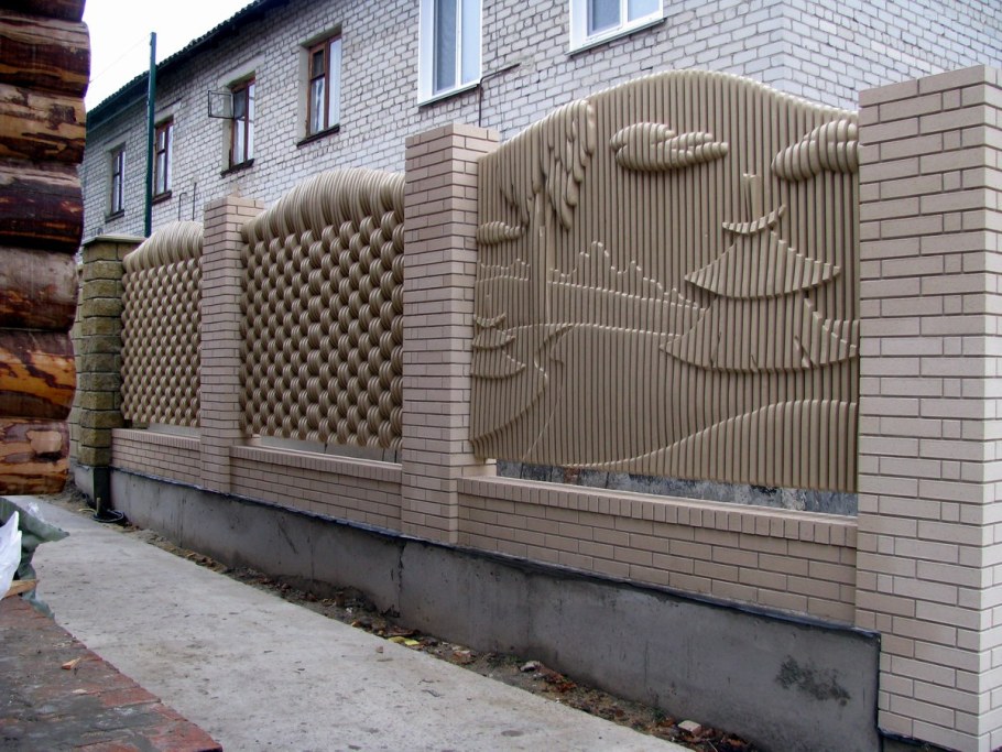 Фасадный забор из дерева