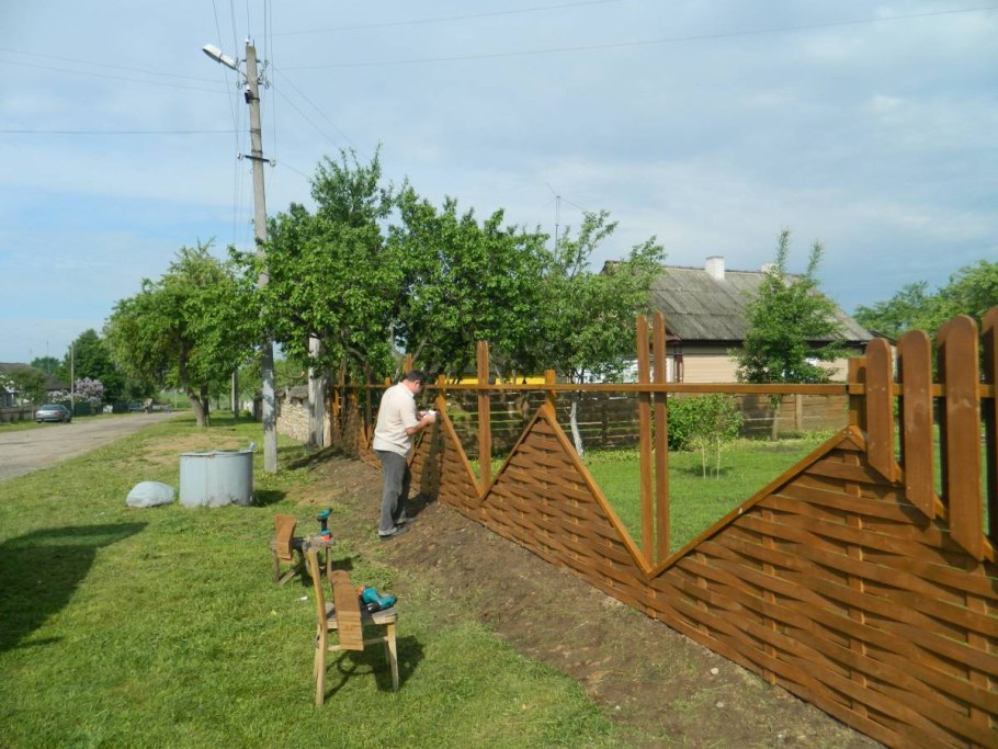 Деревянный забор в деревне