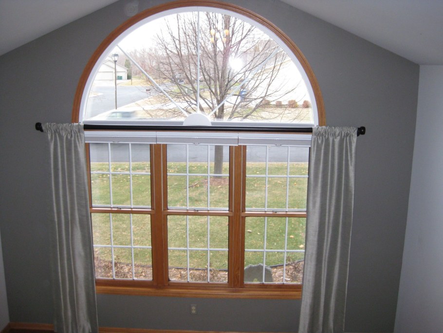 Вытянутые, арочные окна;