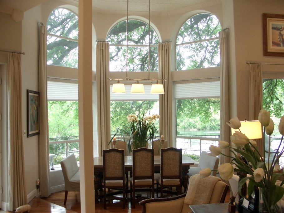 Веранда с арочными окнами