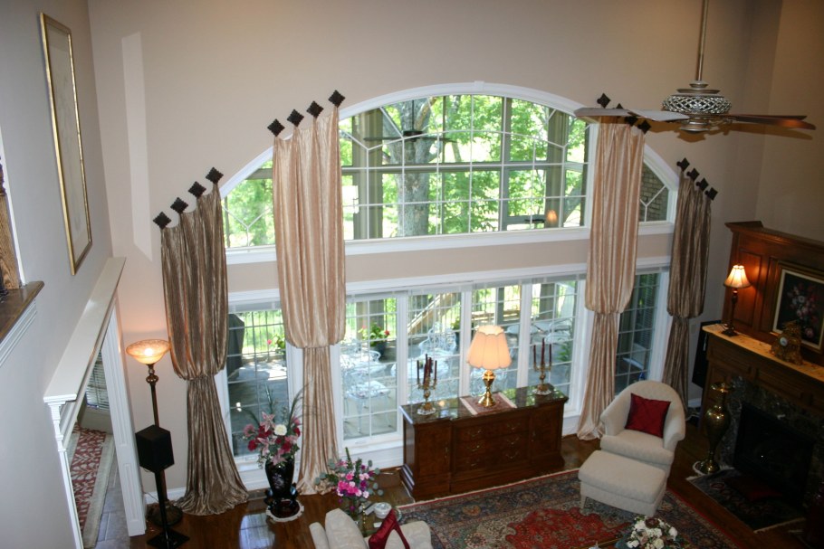 Шторы на арочные окна в современном стиле