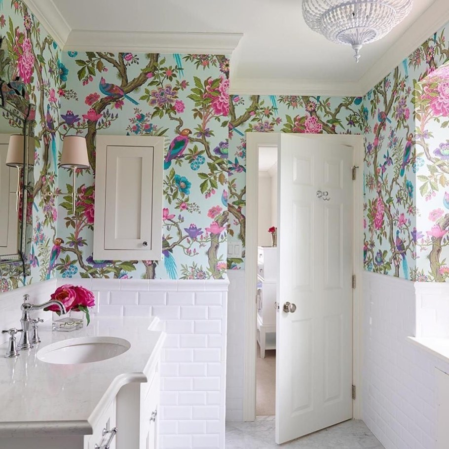 Ванная комната с обоями и плиткой
