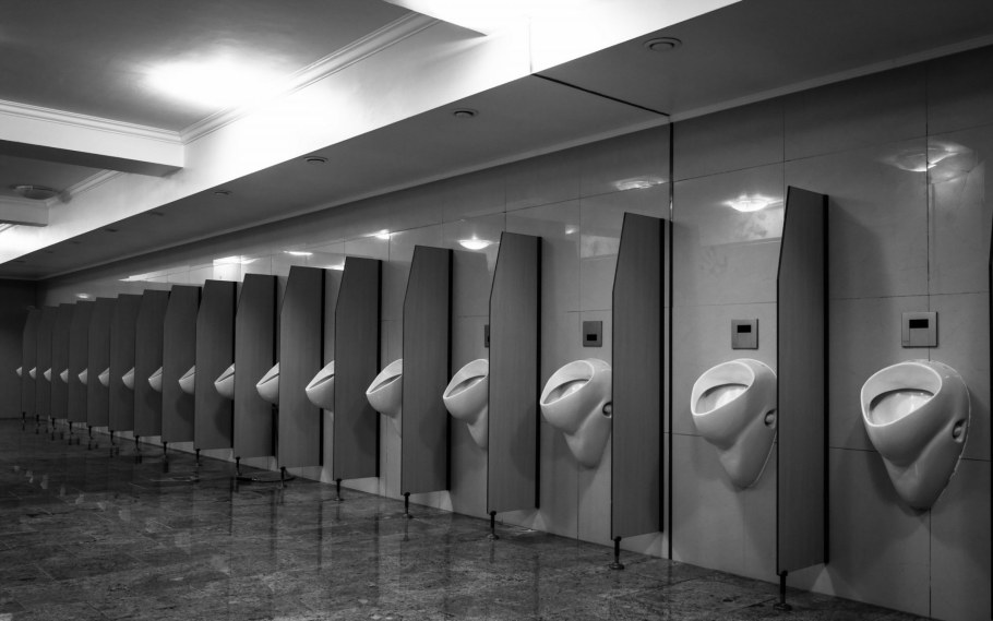 Писсуары в ряд