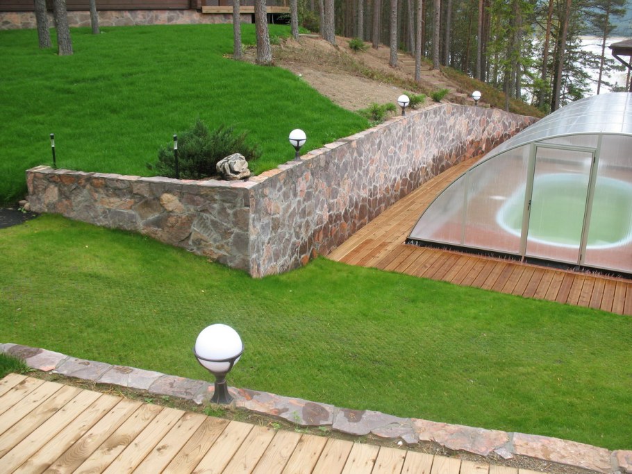 Бассейн на участке с перепадом