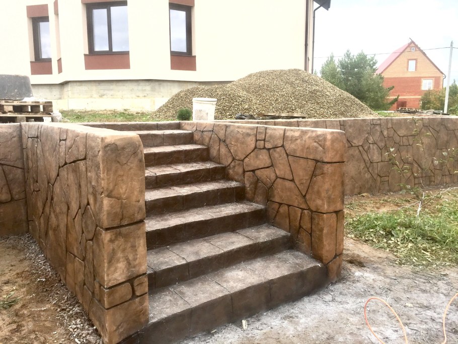 Подпорная стенка декоративной штукатуркой