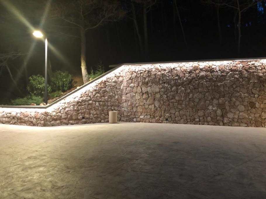 Подсветка подпорных стен