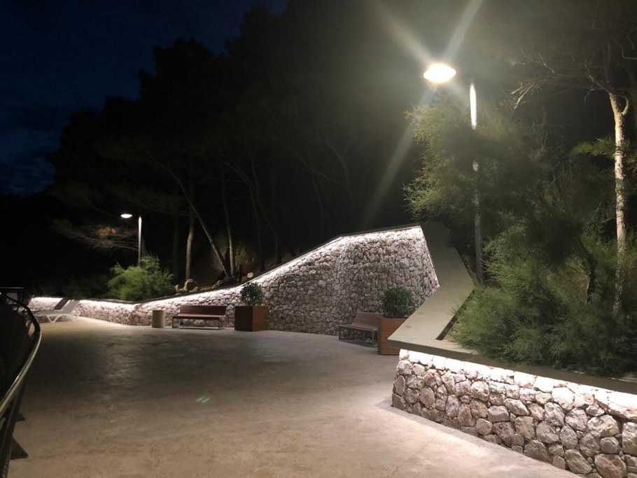 Подсветка подпорной стенки