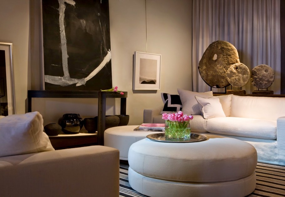 Гостиная с диваном и пуфиками