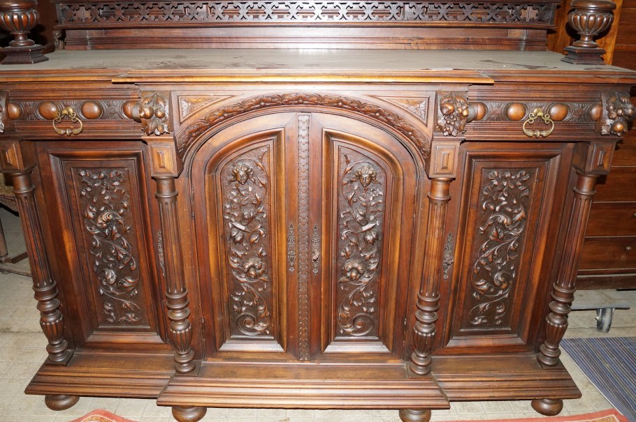 Старинная резная мебель в стиле Ренессанс