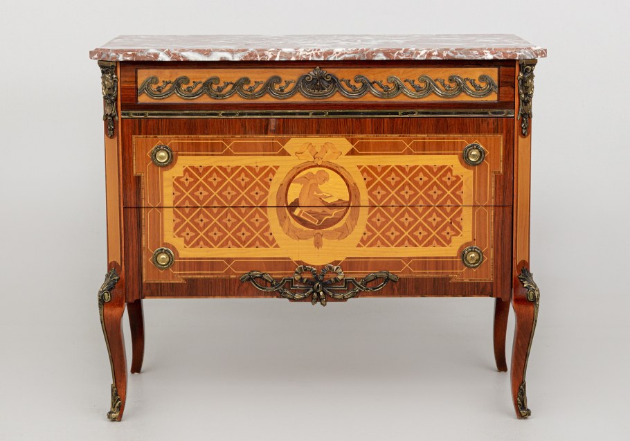 Старинный комод в интерьере