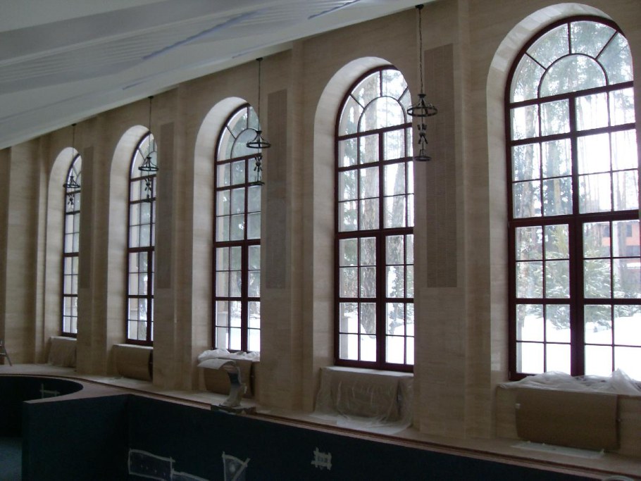 Большие арочные окна