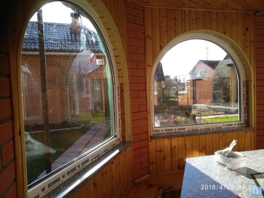 Поворотное арочное окно на оси