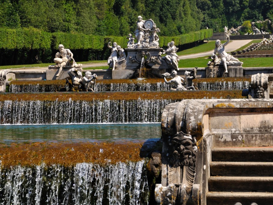 Королевский дворец в Казерте фонтан