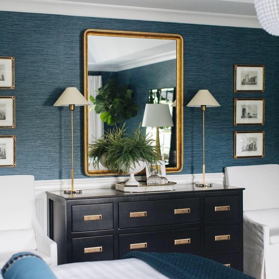 Комод в спальню голубой