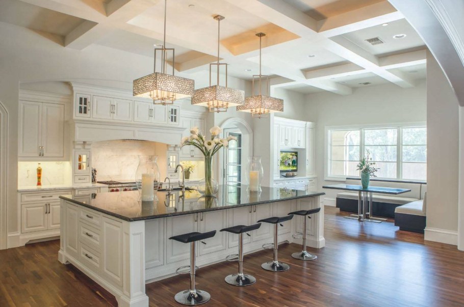 Светильники над кухонным островом