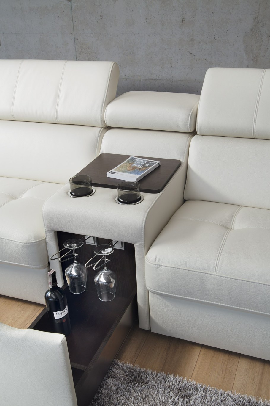 Диван со столиком в подлокотнике