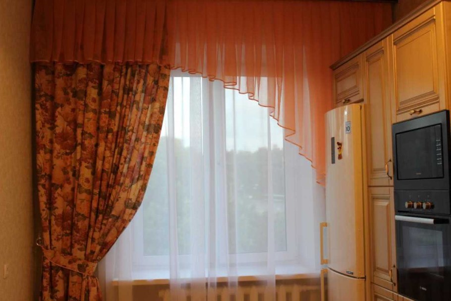 Ассиметричные шторы на кухню