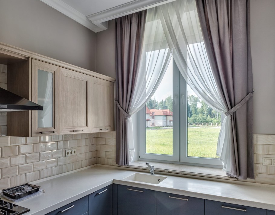 Шторы до столешницы на кухню в современном стиле