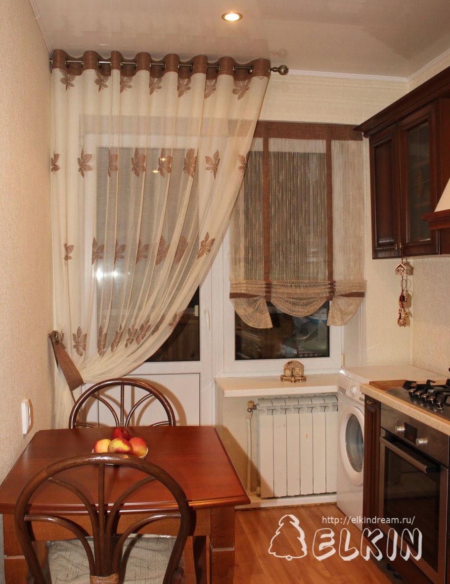 Шторы на кухню с балконом в современном стиле