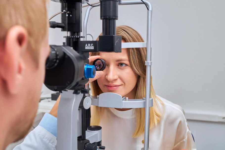 Врач офтальмолог