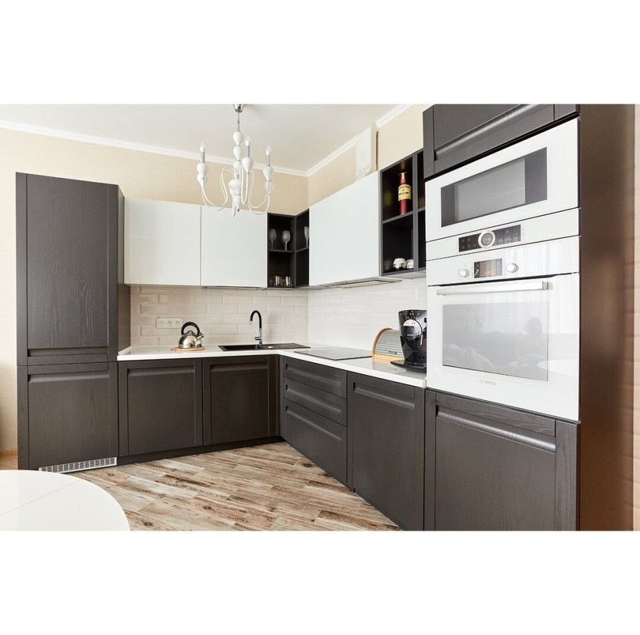 Черно белая угловая кухня