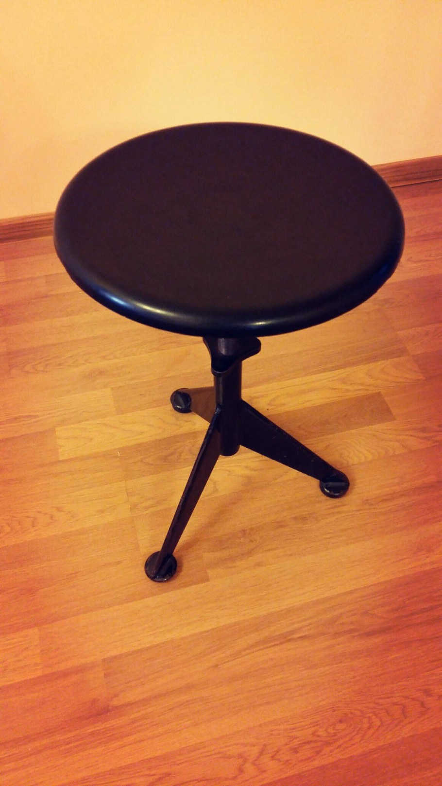 Крутящийся стул для пианино