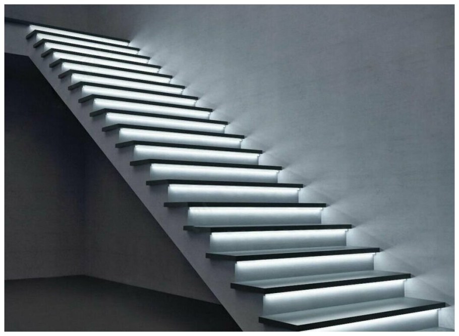 Бетонная лестница с подсветкой