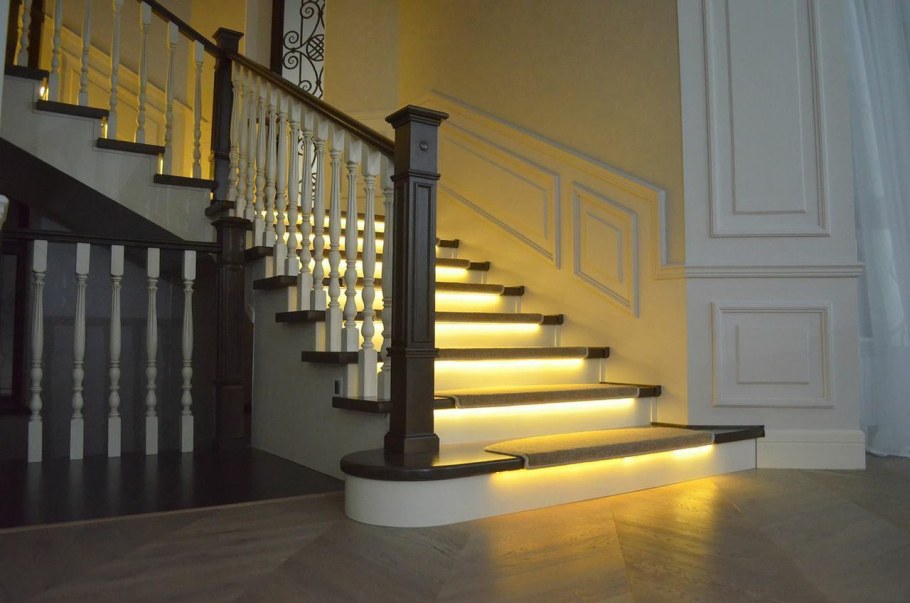 Подсветка деревянной лестницы