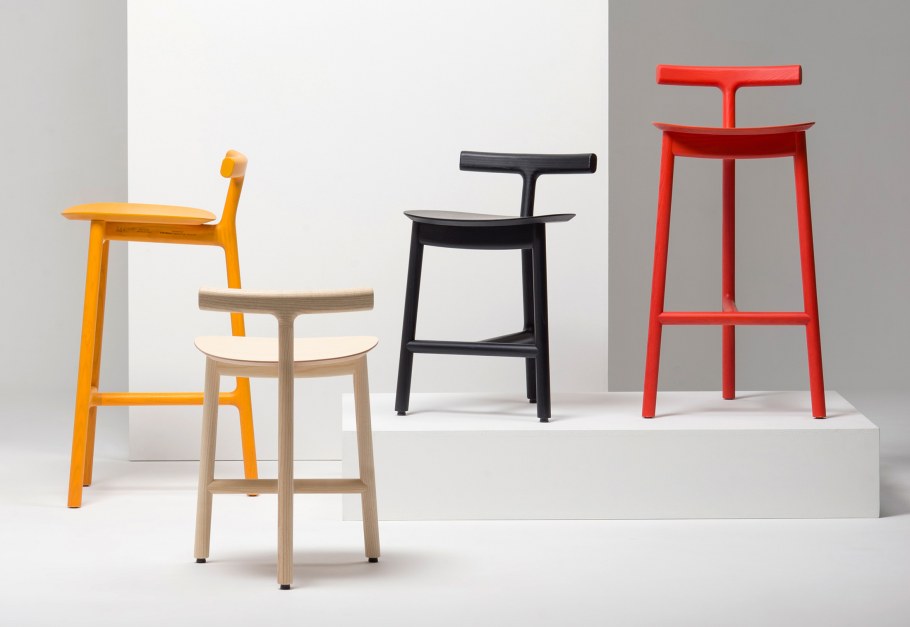 Композиция из стульев