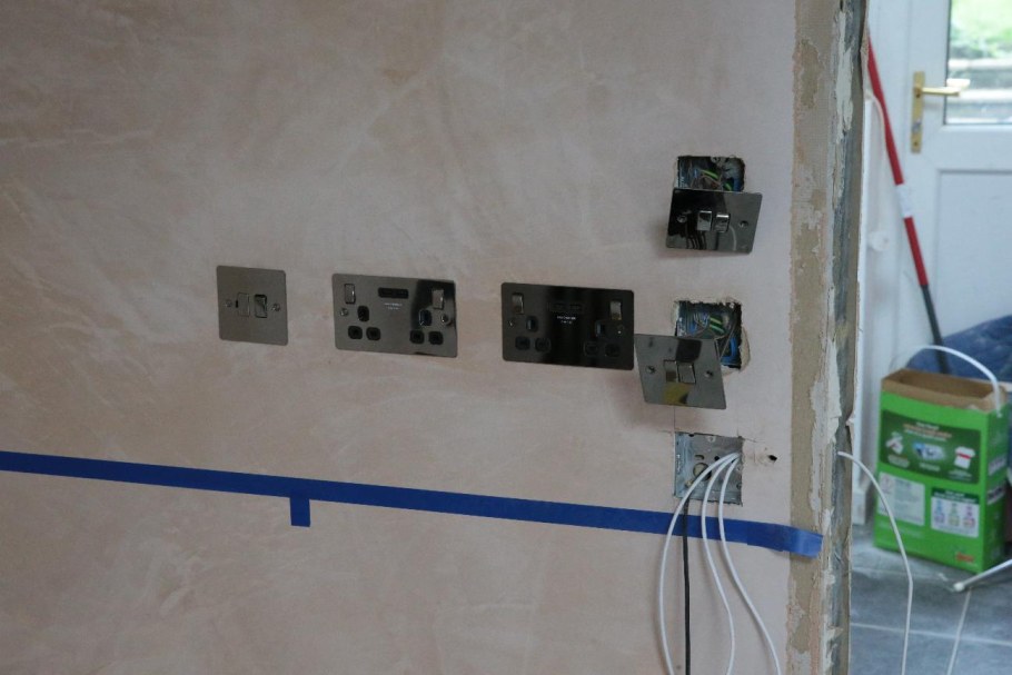 Розетки и выключатели для гипсокартона