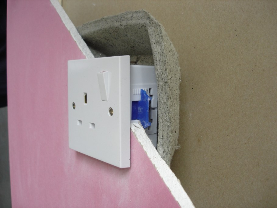 Розетки для гипсокартонной стены