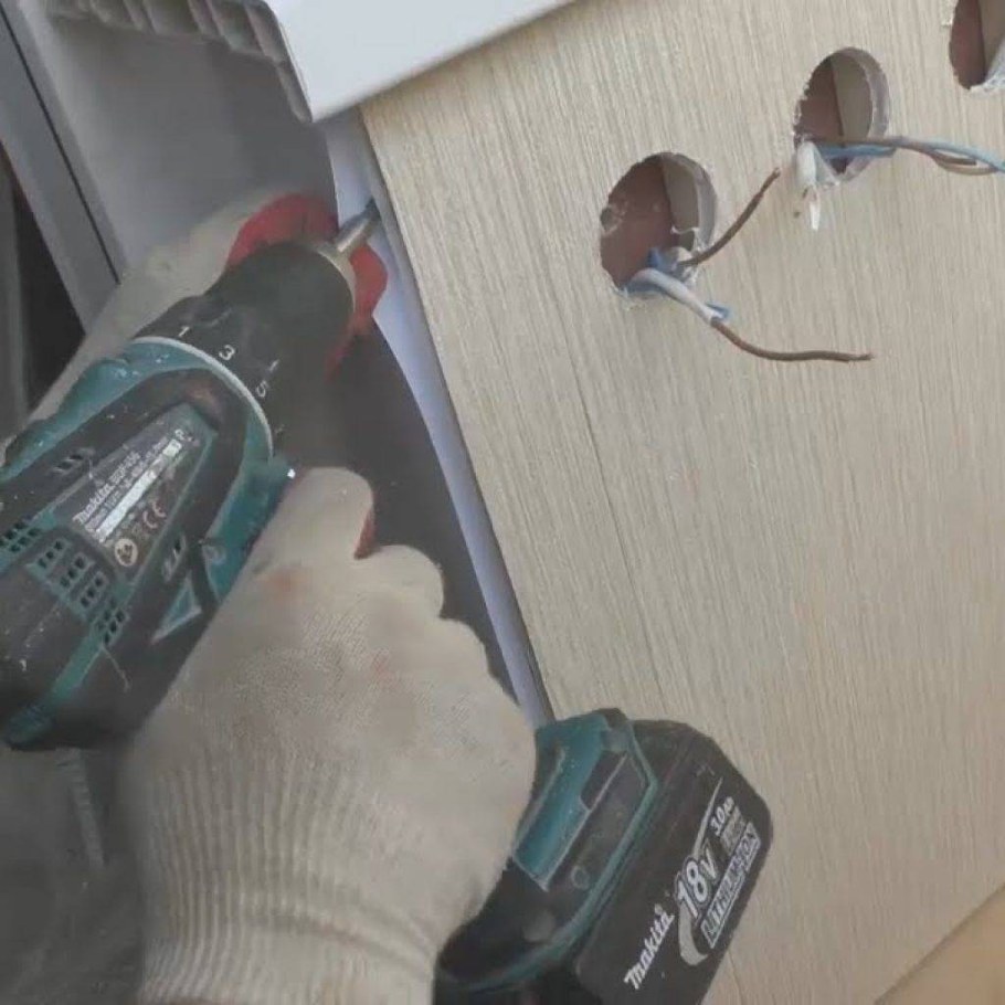 Розетка в ПВХ панелях