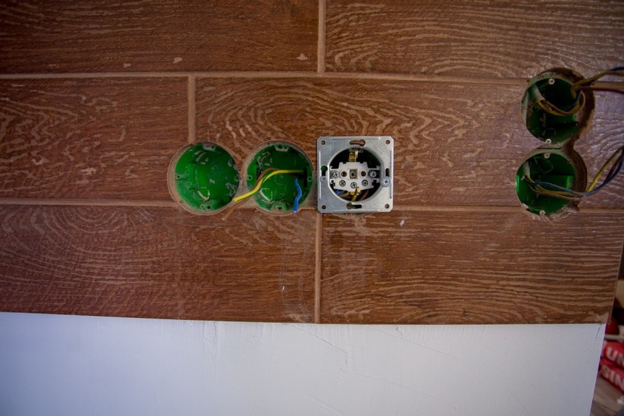 Подрозетник в стеновой панели