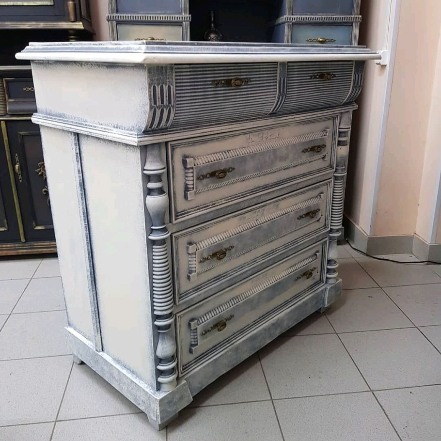 Старый комод