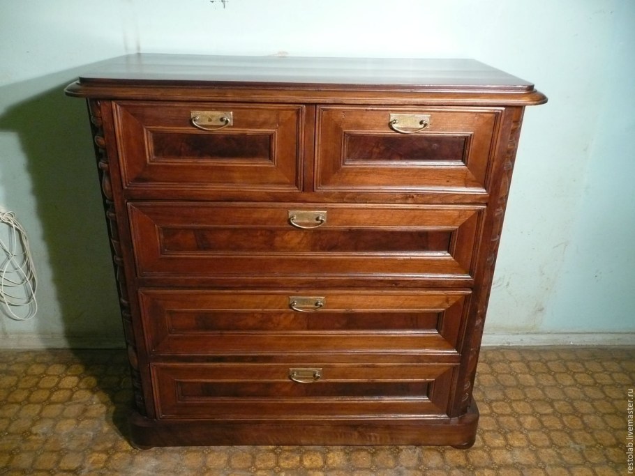 Старый деревянный комод
