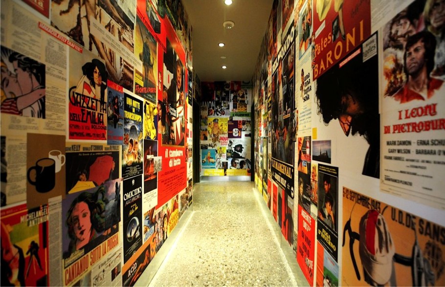 Стена обклеенная постерами