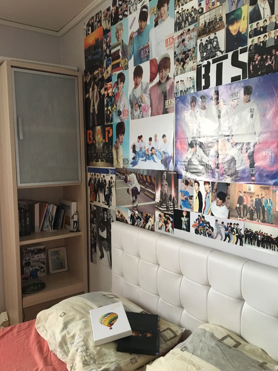 Комната с БТС постеры