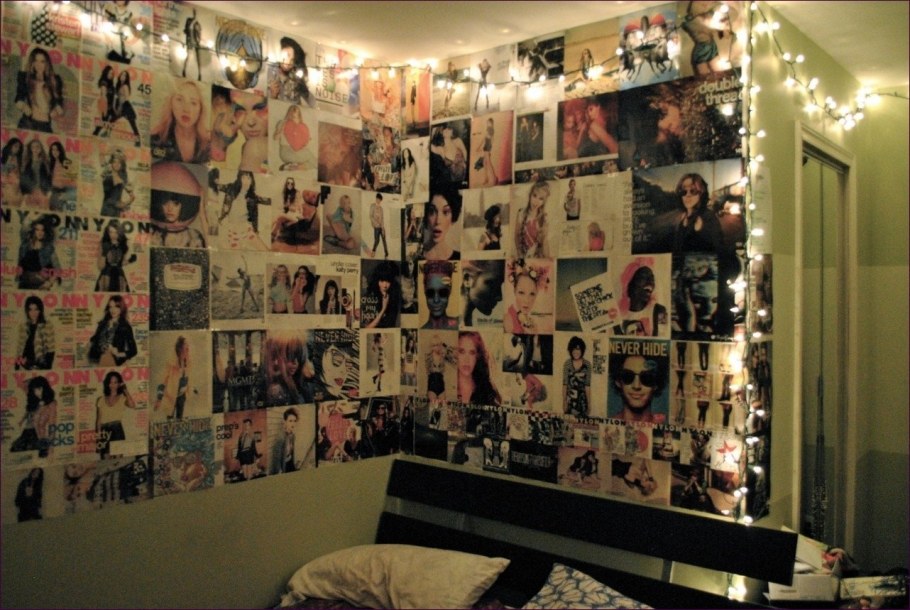 Комната обклеенная постерами