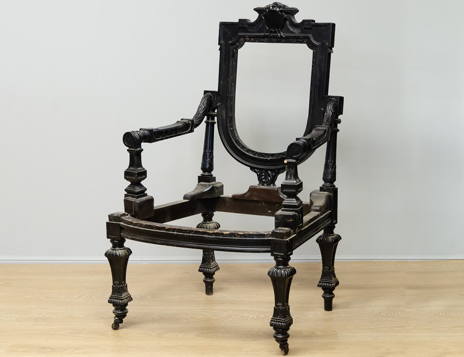 Кресло с выдвижным столиком 19 век