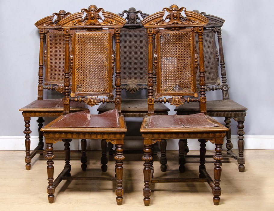 Резные стулья