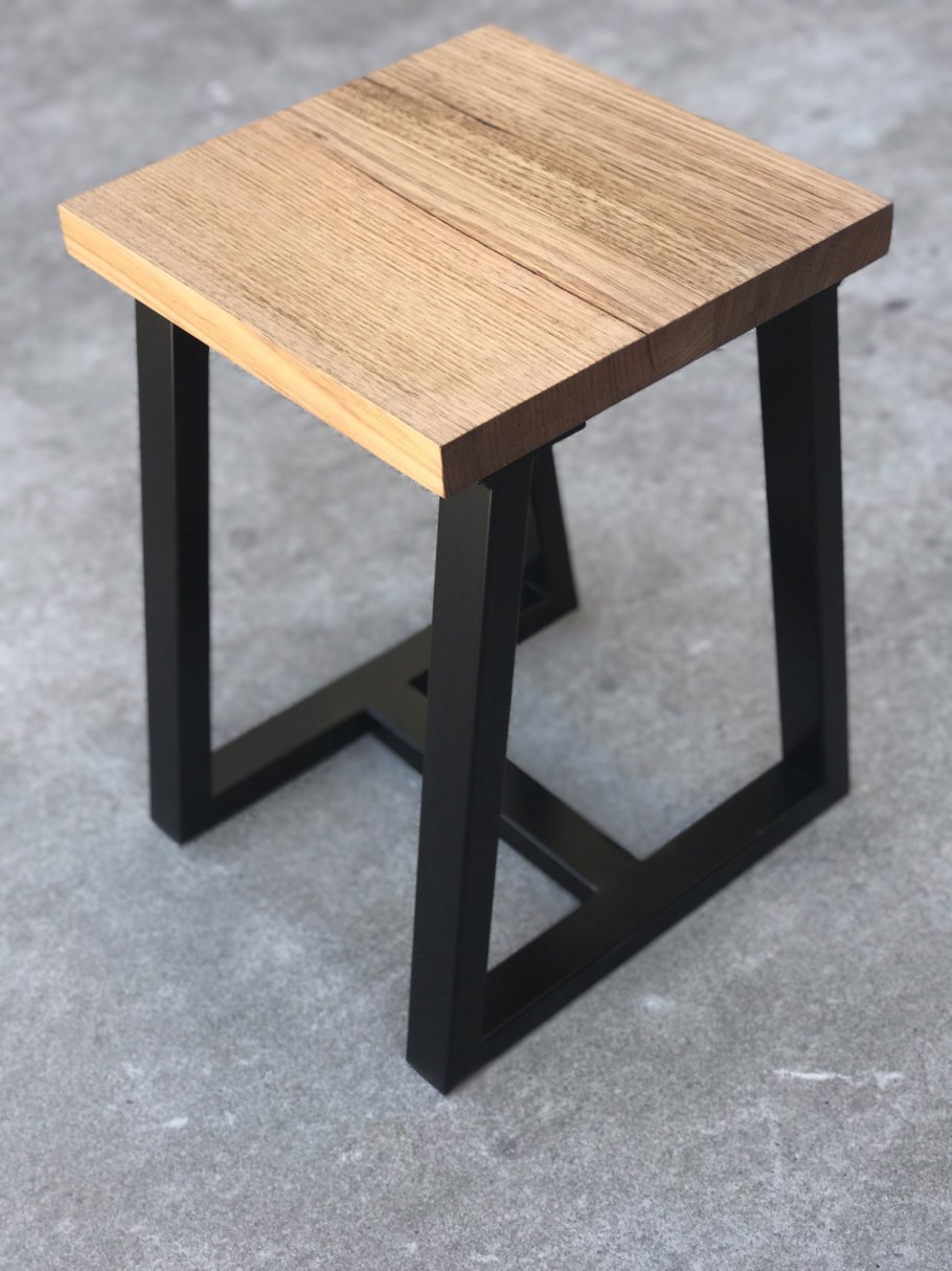 Табурет из металла