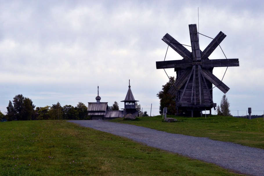 Крест Архангела Михаила на озере в Карелии